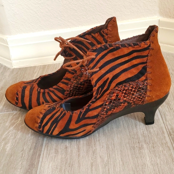 HELLE COMFORT Shoes Low Heel Ankle Bootie Animal Print Snake Tiger Zebra - Picture 4 of 16